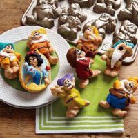 Snow White & The Seven Dwarfs Cakelet Pan