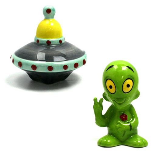 ALIEN AND SPACE UFO SAUCER CERAMIC SALT & PEPPER SHAKERS.MAGNETIC ATTACHED 