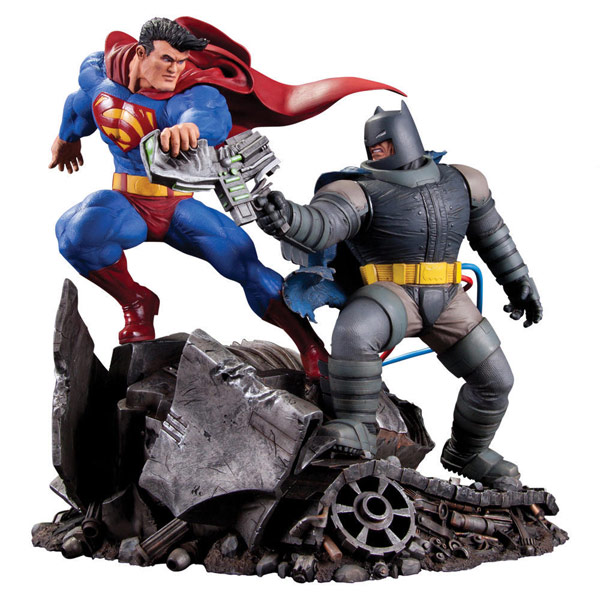 Classic Confrontations: Superman vs Batman Statue